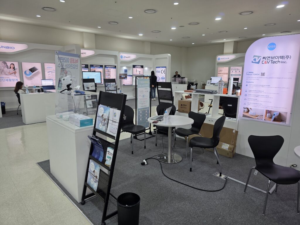 깔끔하게 조성된 GMES 기본 전시 부스 및 비즈니스 상담 테이블 공간