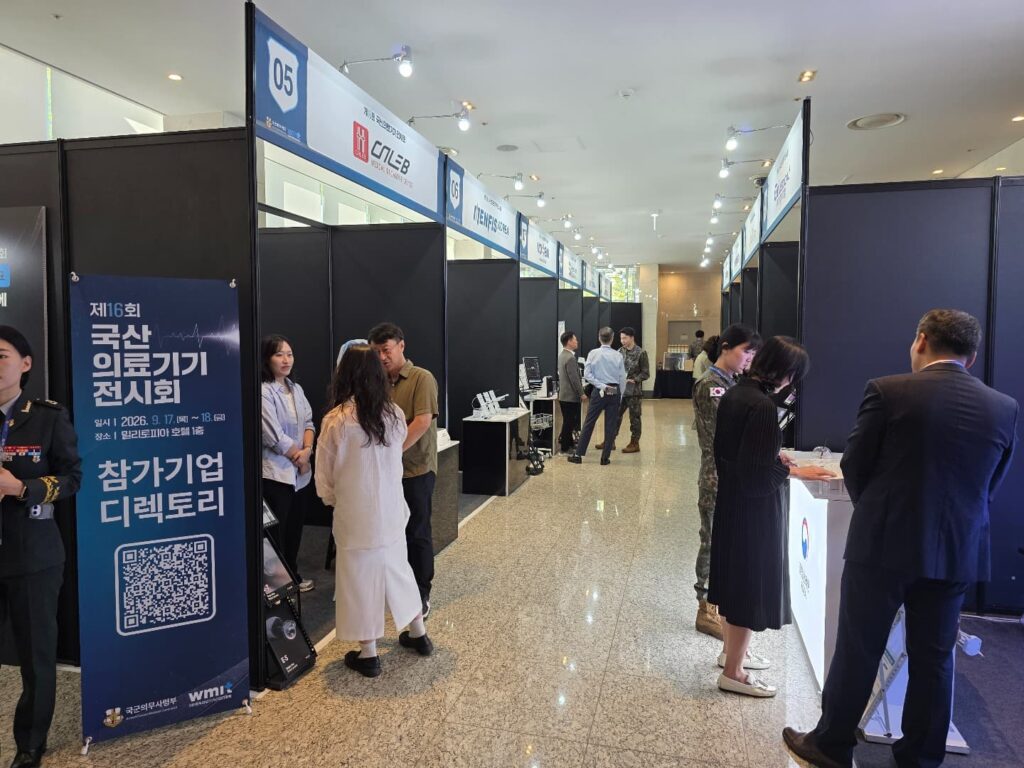 성황리에 운영된 1층 참가기업 전시 부스 복도 및 관람객 동선